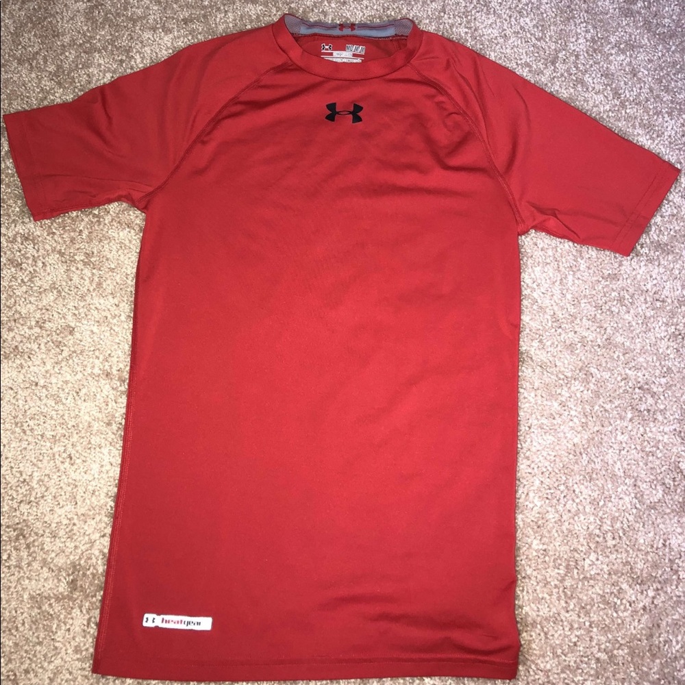Red underarmer dry fit shirt